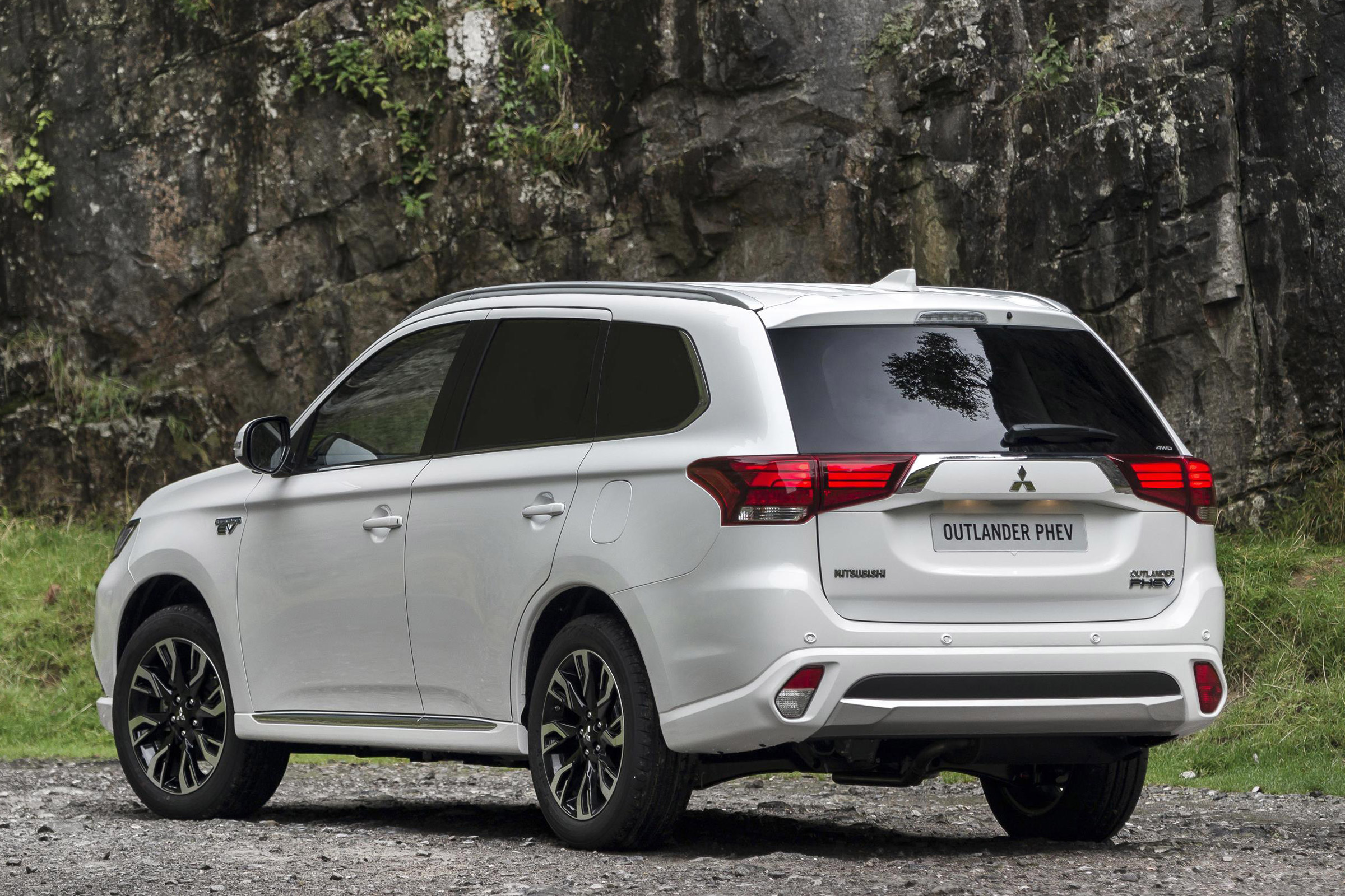 Mitsubishi Outlander PHEV 4WORK - rear