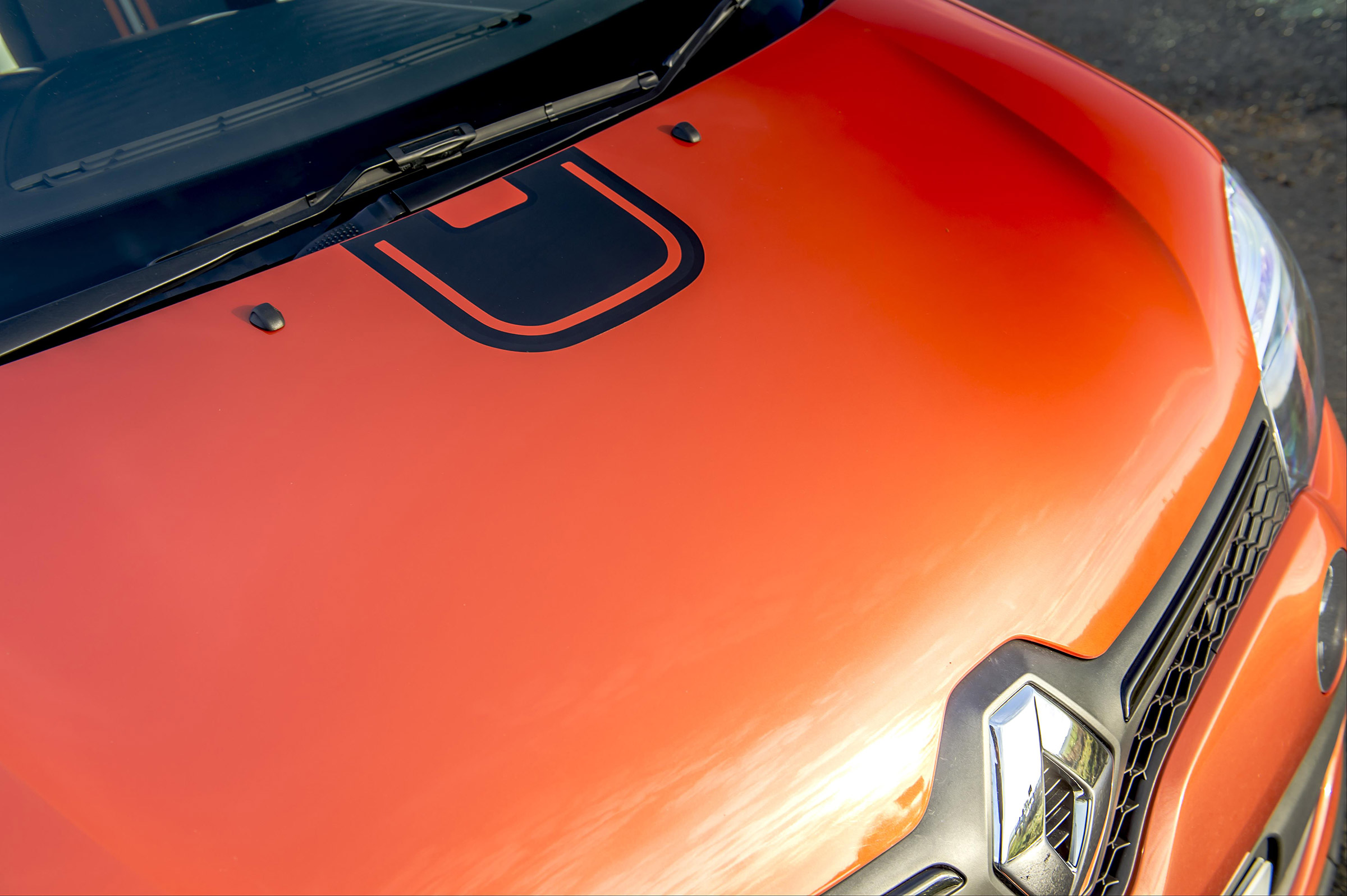 Renault Twingo GT - bonnet details
