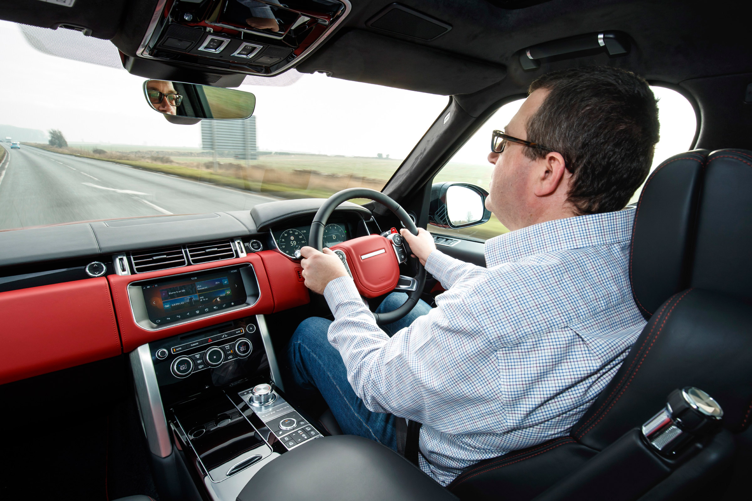 Range Rover SVAutobiography Dynamic 2017 - John driving