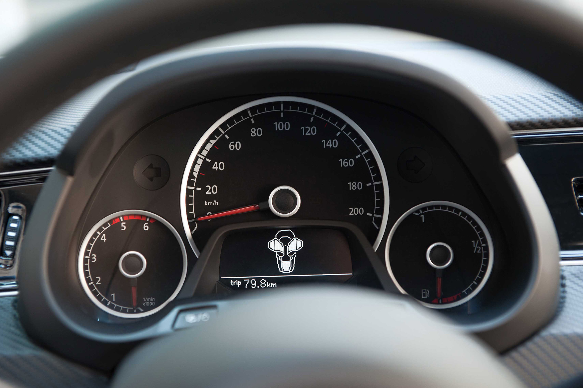 Volkswagen XL1 - dials