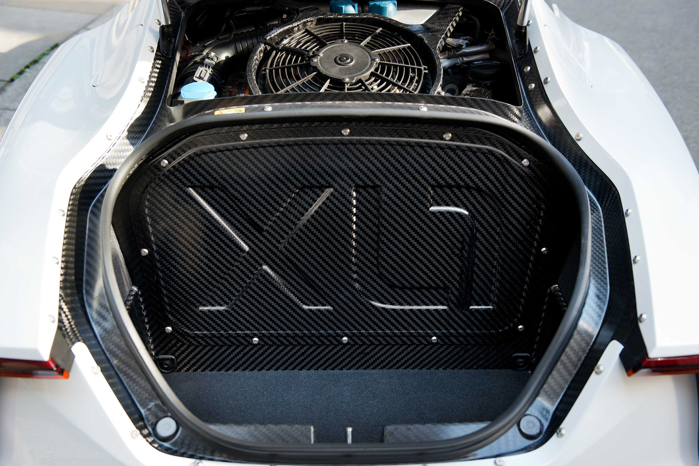 Volkswagen XL1 - boot space