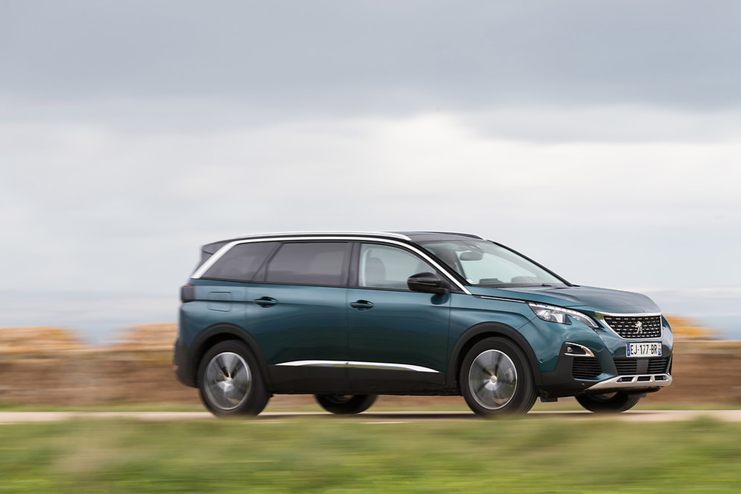 Peugeot 5008 2017 side