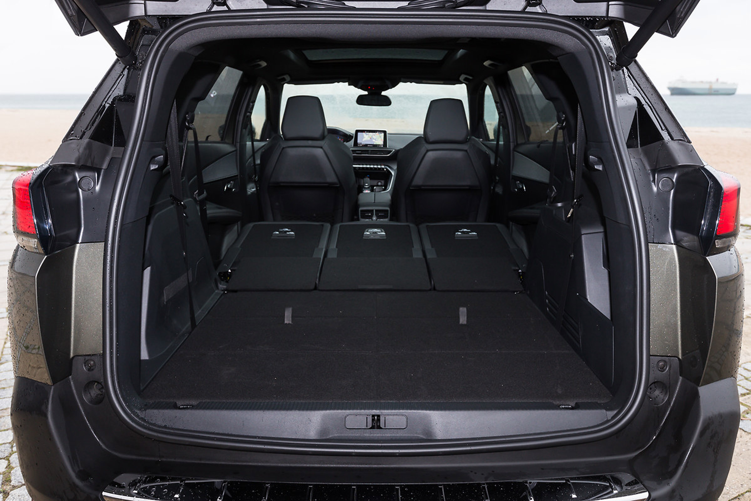 Peugeot 5008 2017 boot seats down