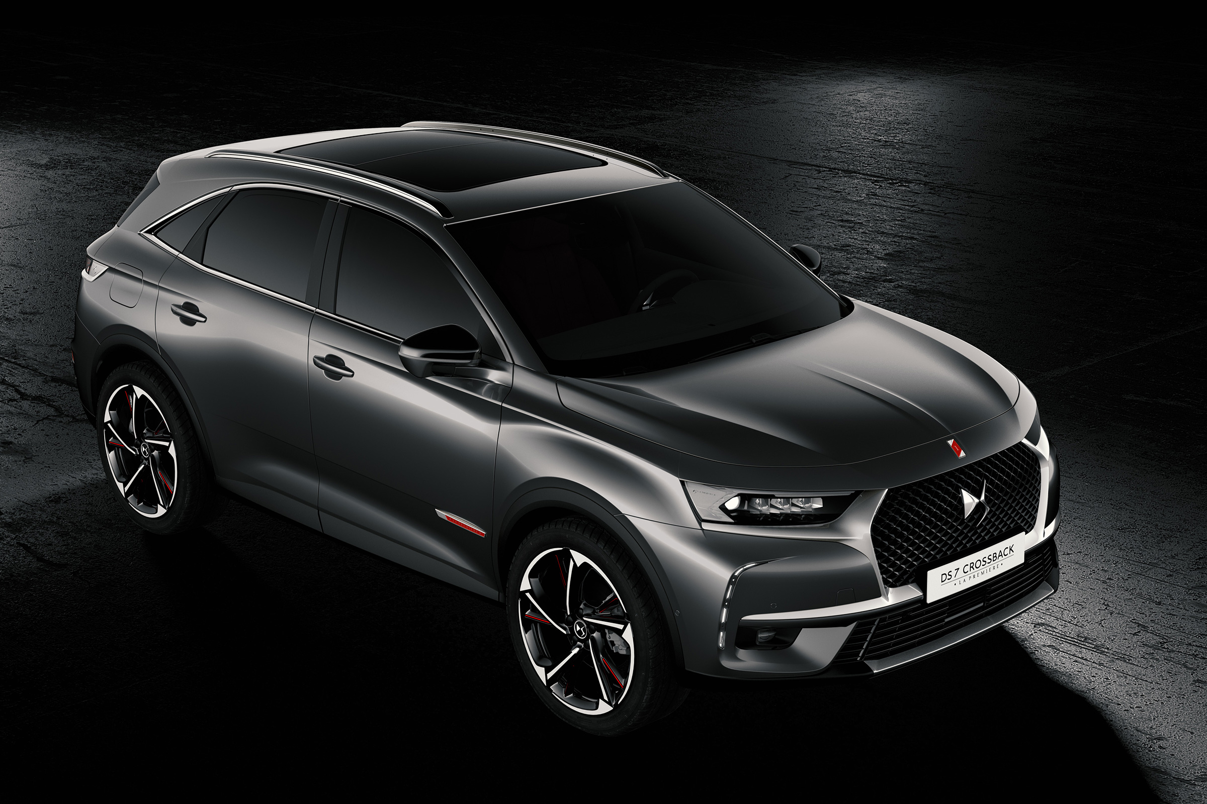DS 7 Crossback - grey front quarter