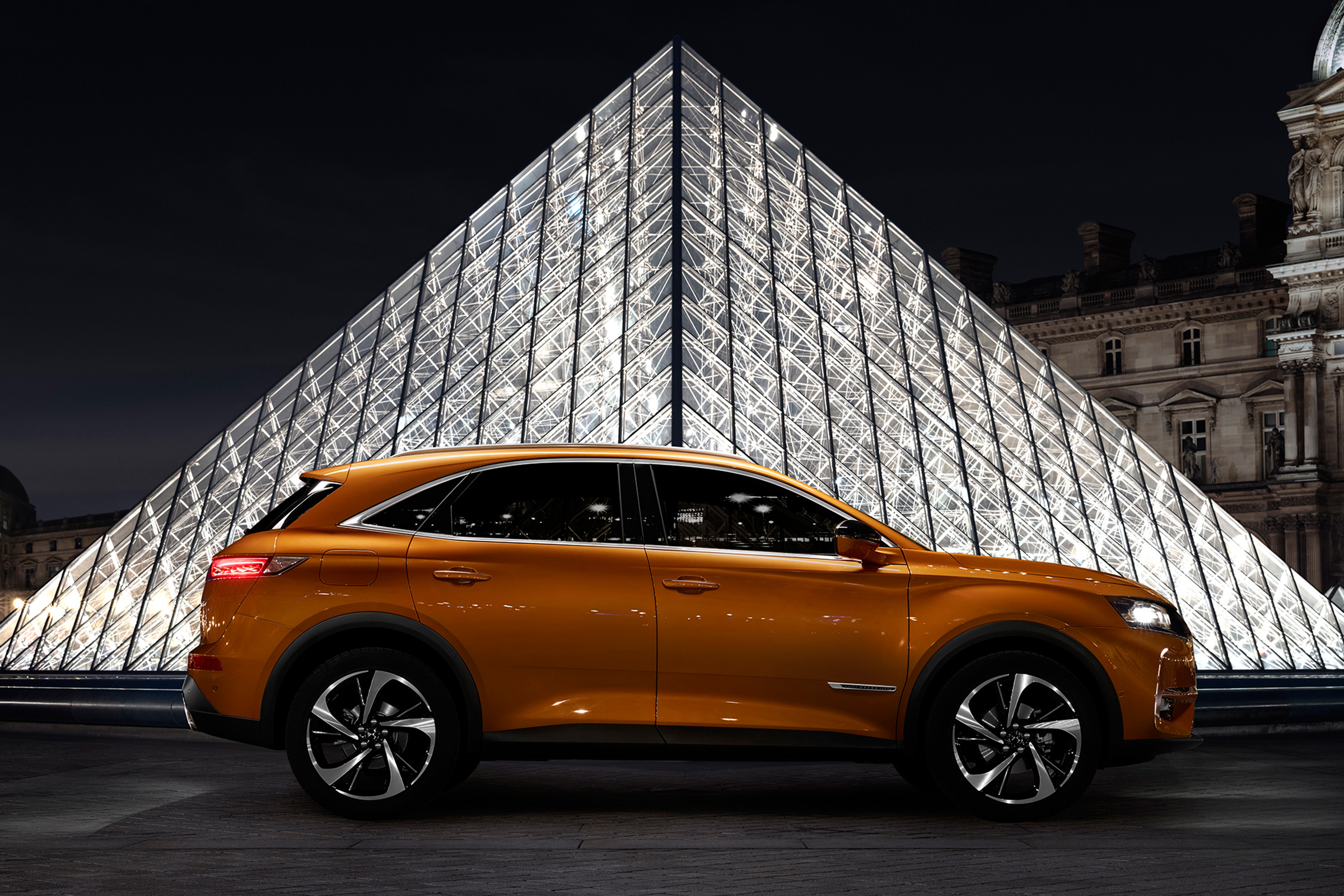 DS 7 Crossback - side 3