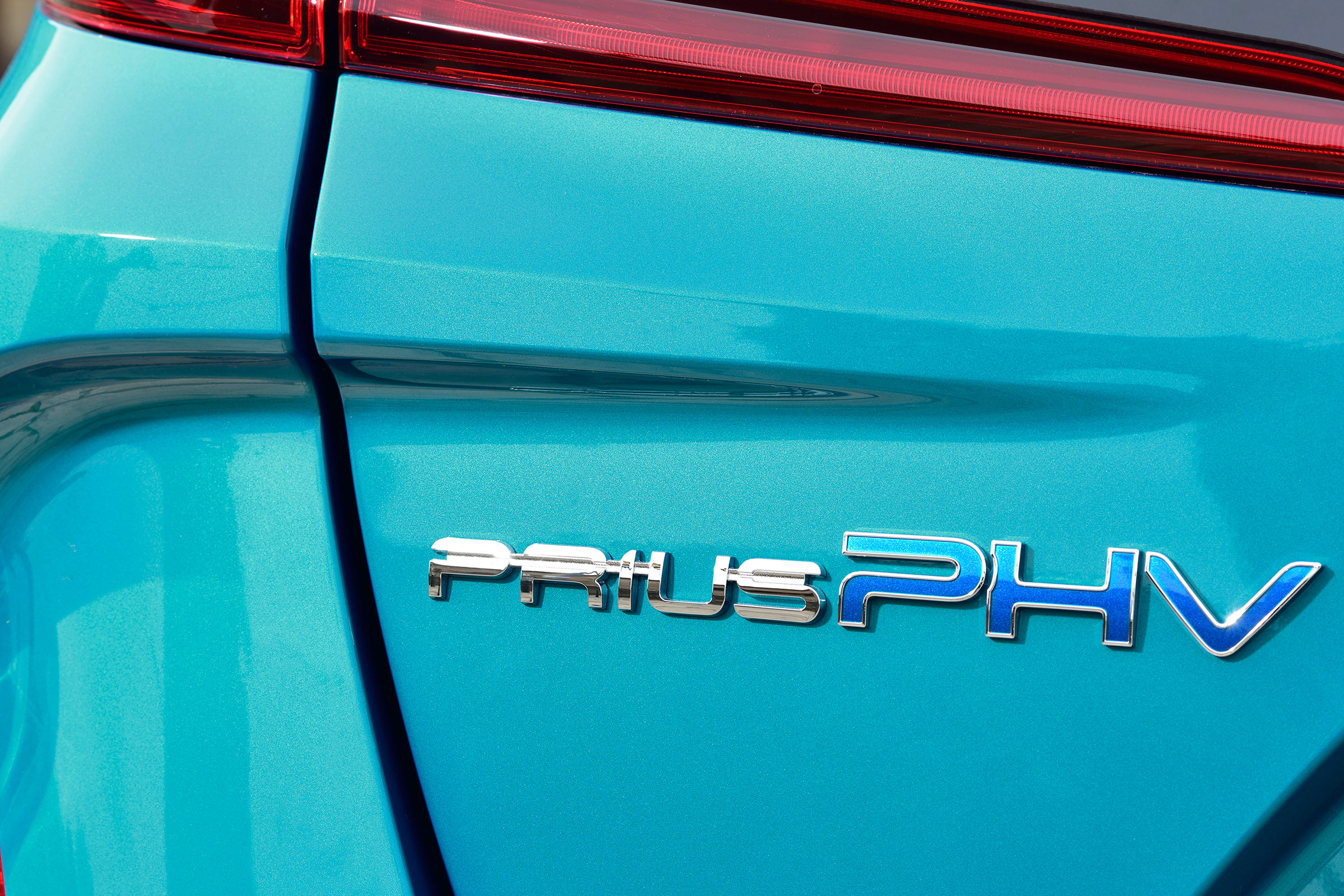 Toyota Prius Plug-In 2017 - badge