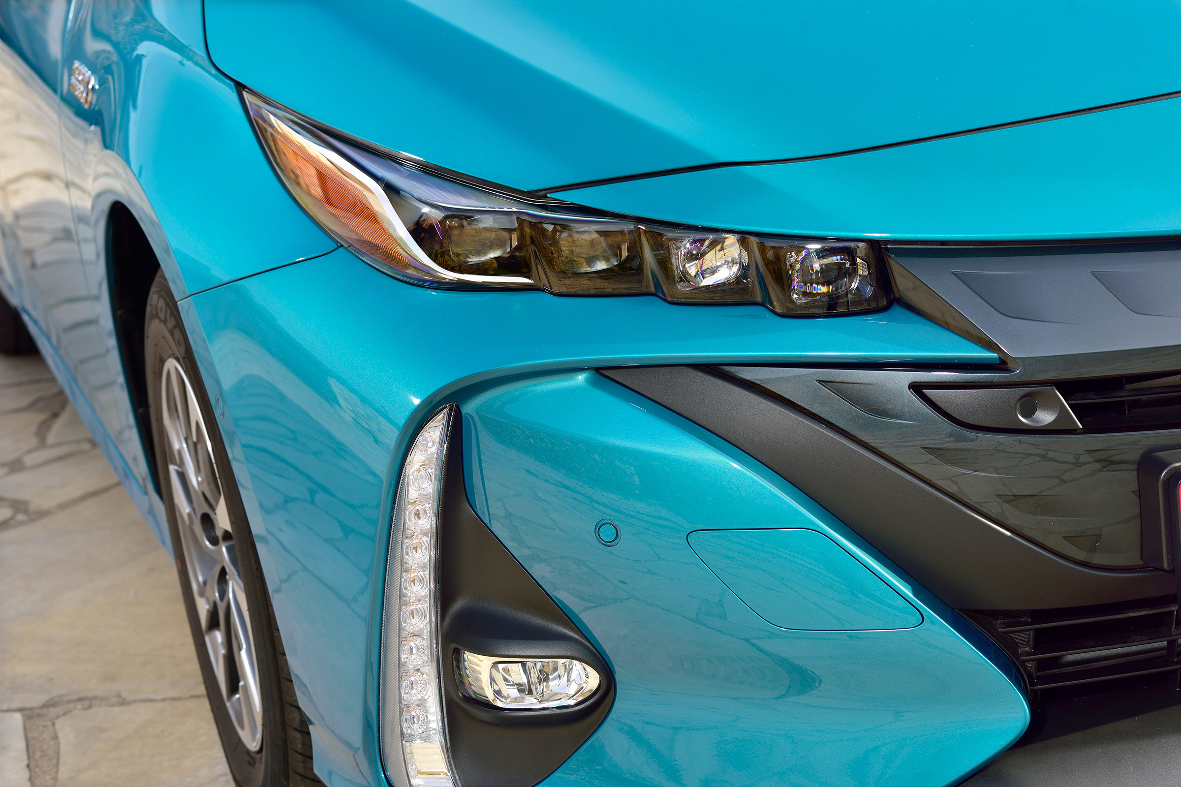 Toyota Prius Plug-In 2017 - headlight