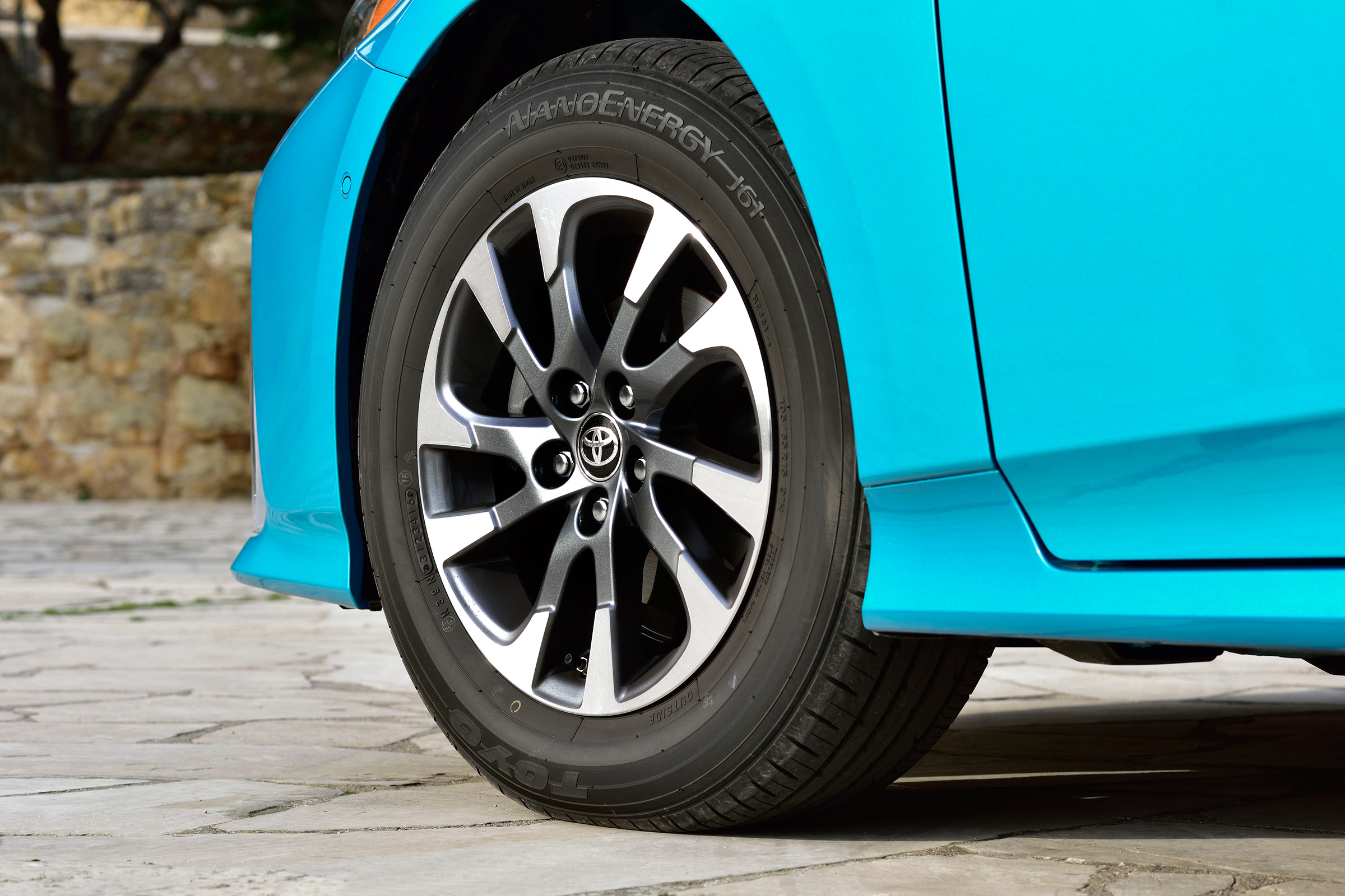Toyota Prius Plug-In 2017 - wheel