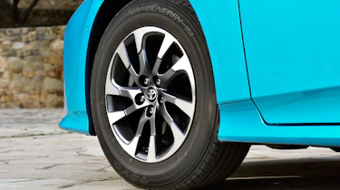 Toyota Prius Plug-In 2017 - wheel