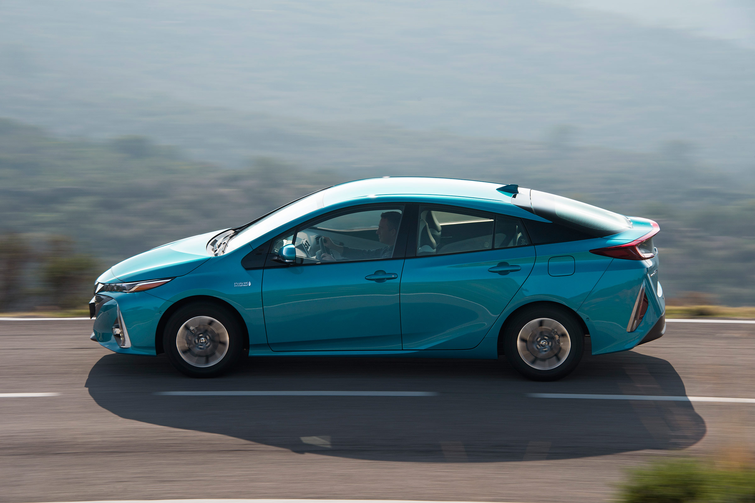 Toyota Prius Plug-In 2017 - side tracking