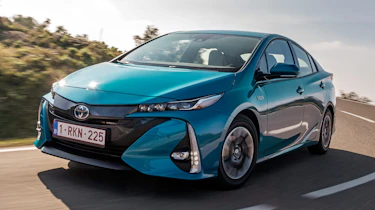 Toyota Prius Plug-In 2017 - front cornering