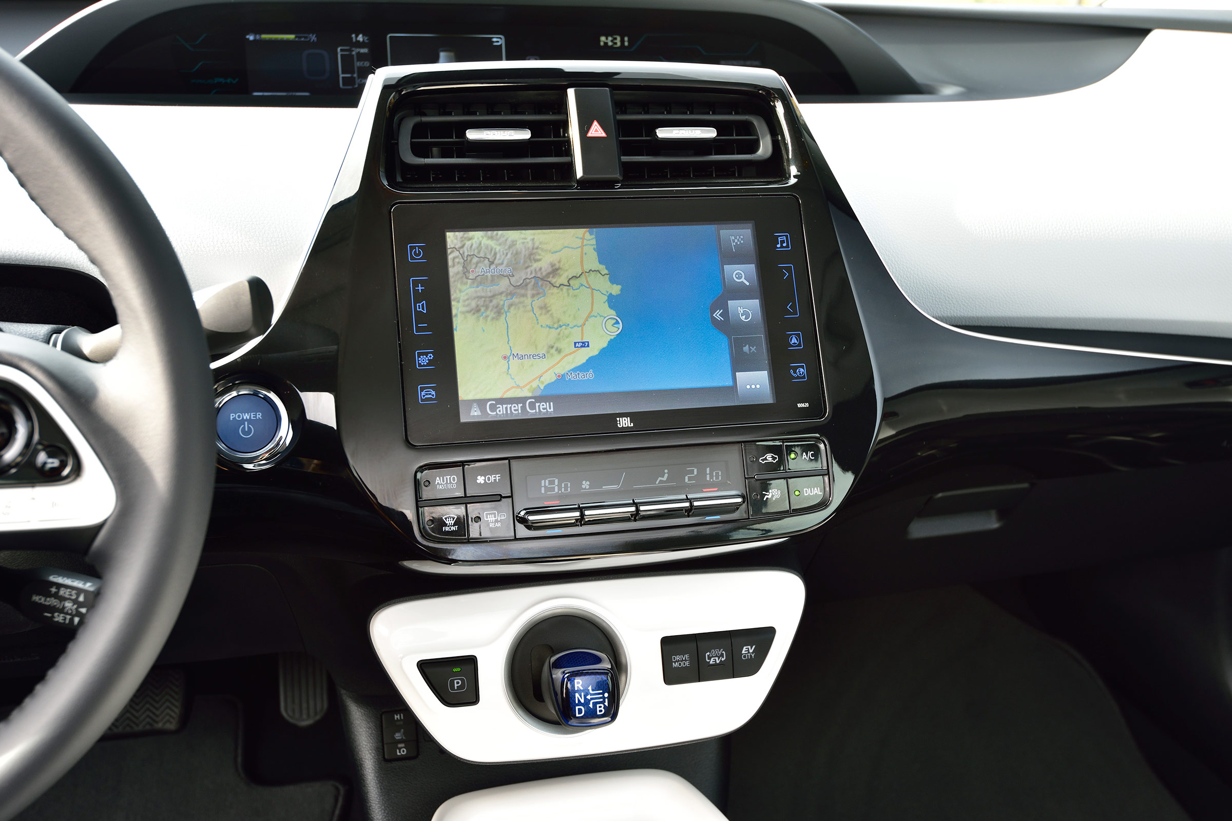 Toyota Prius Plug-In 2017 - sat-nav