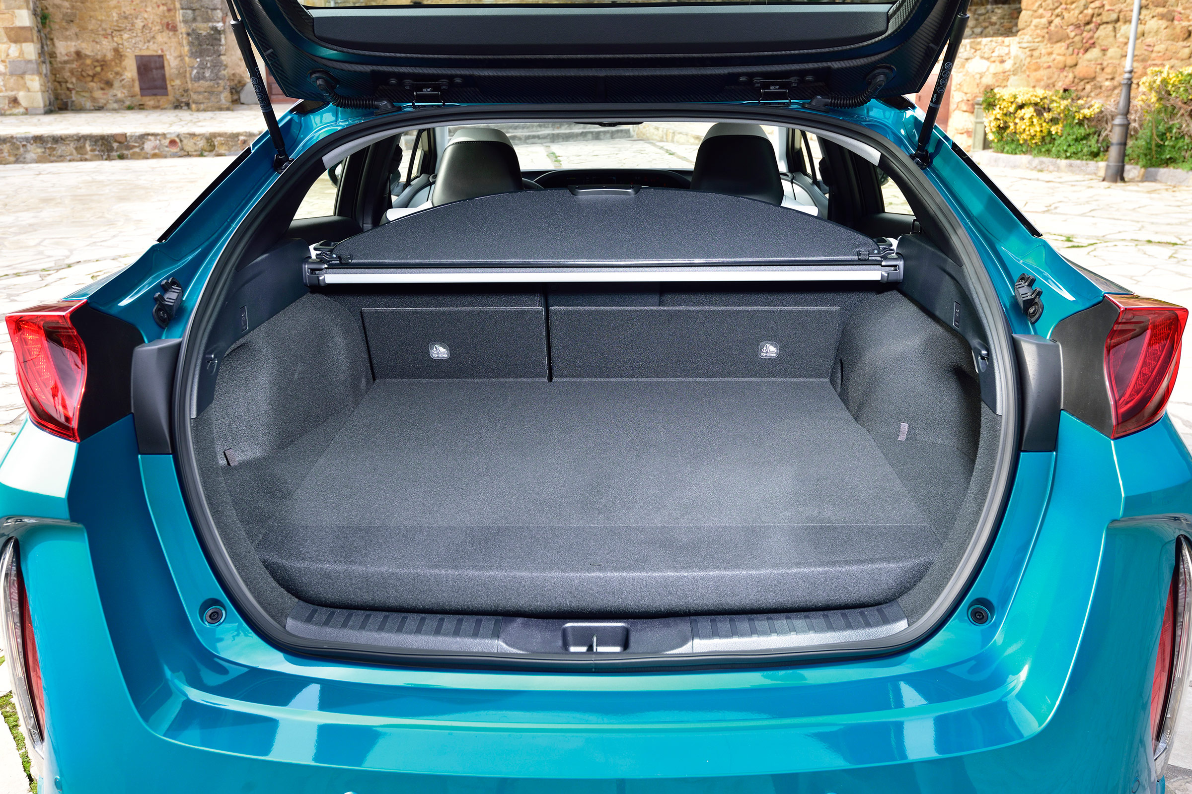 Toyota Prius Plug-In 2017 - boot