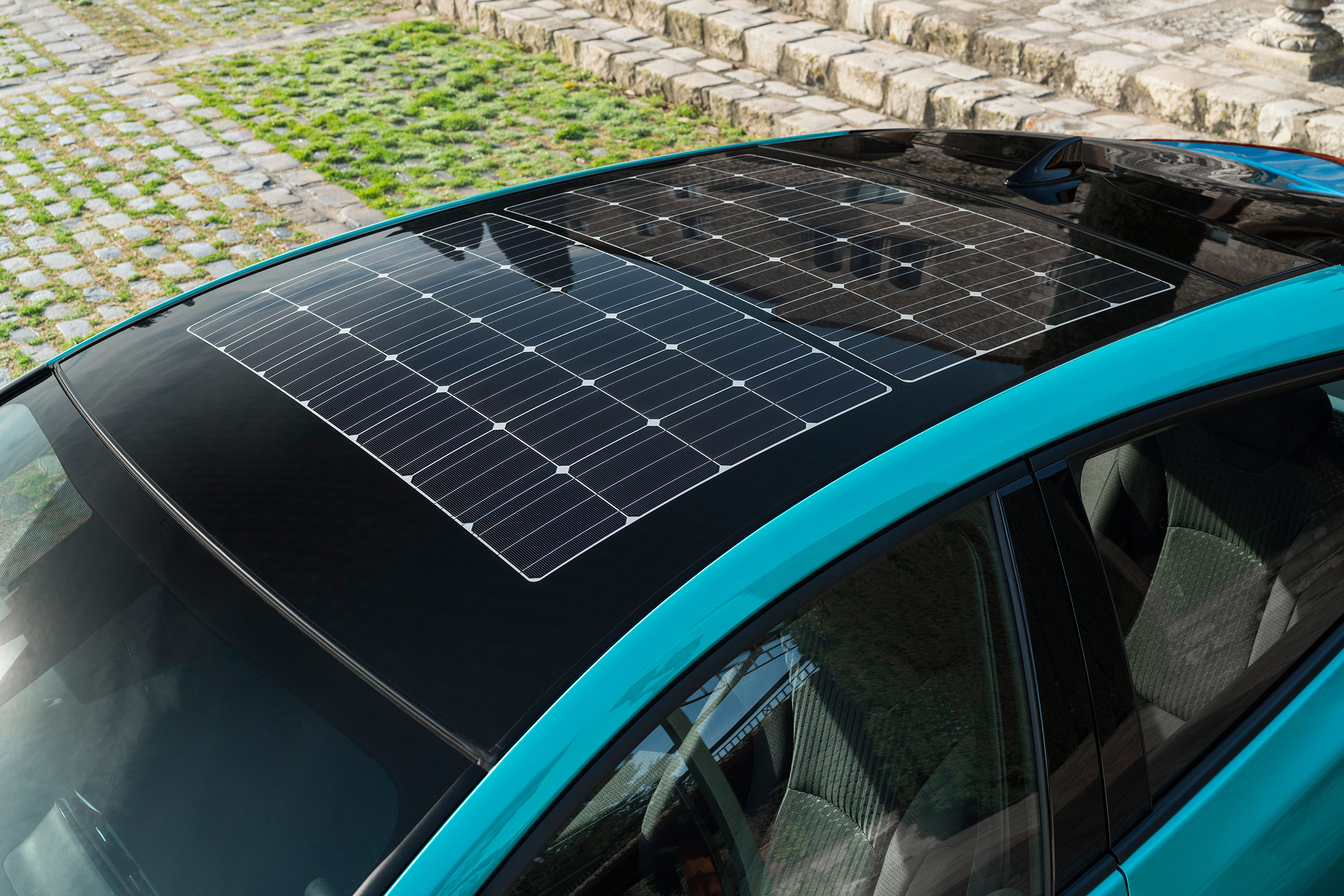 Toyota Prius Plug-In 2017 - solar roof