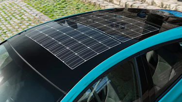 Toyota Prius Plug-In 2017 - solar roof