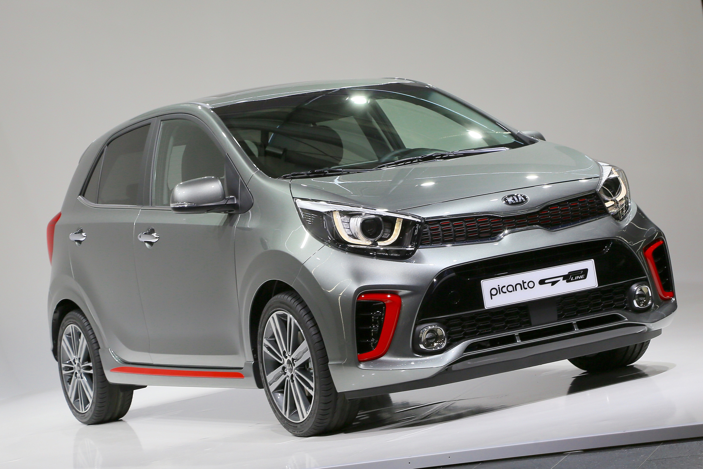 Kia Picanto GT Line 2017 - grey front quarter 2