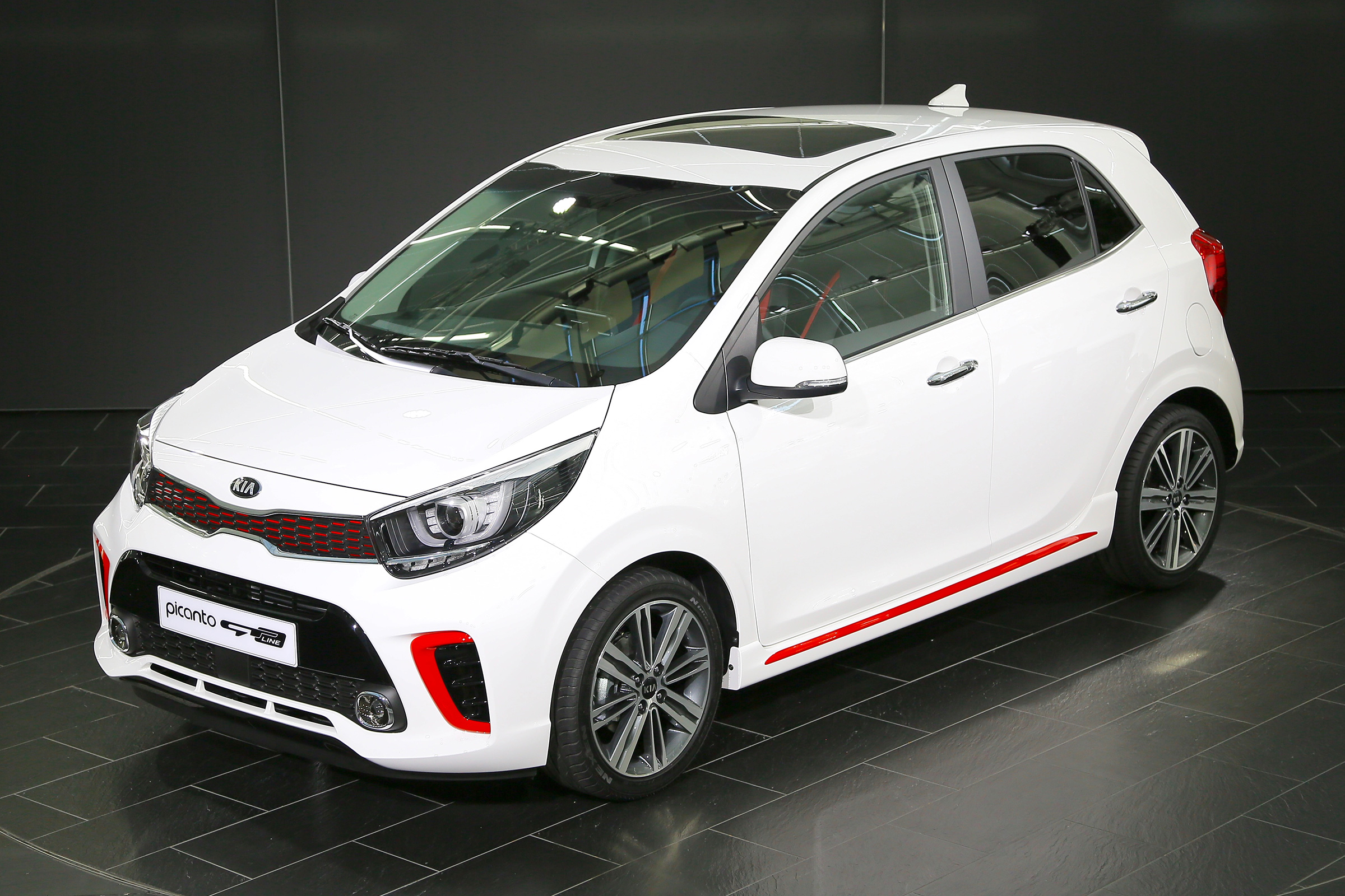 Kia Picanto GT Line 2017 - white front quarter