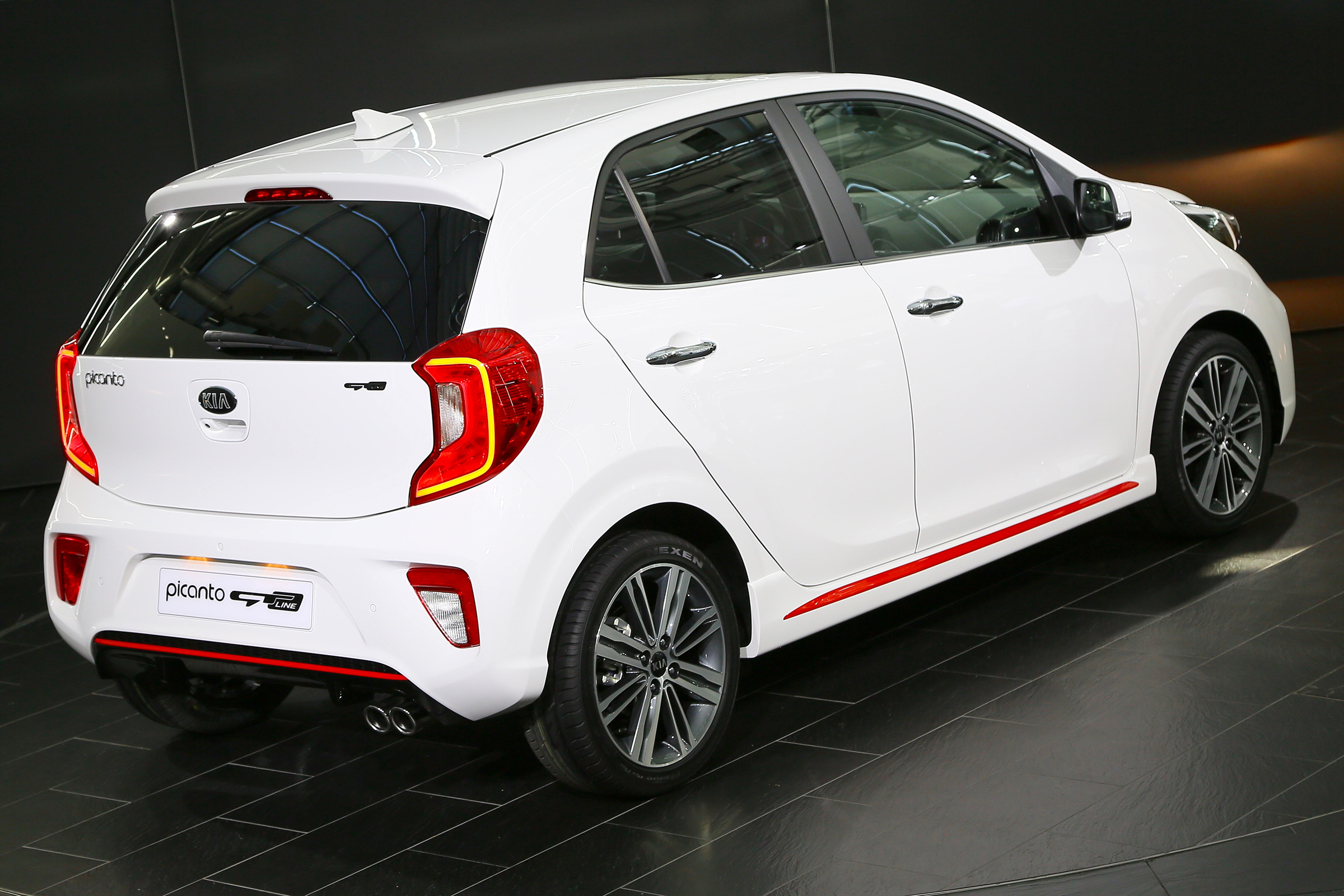 Kia Picanto GT Line 2017 - white rear quarter