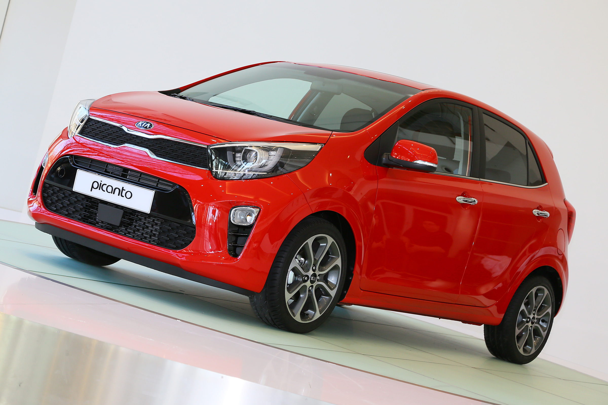 Kia Picanto 2017 - red front quarter