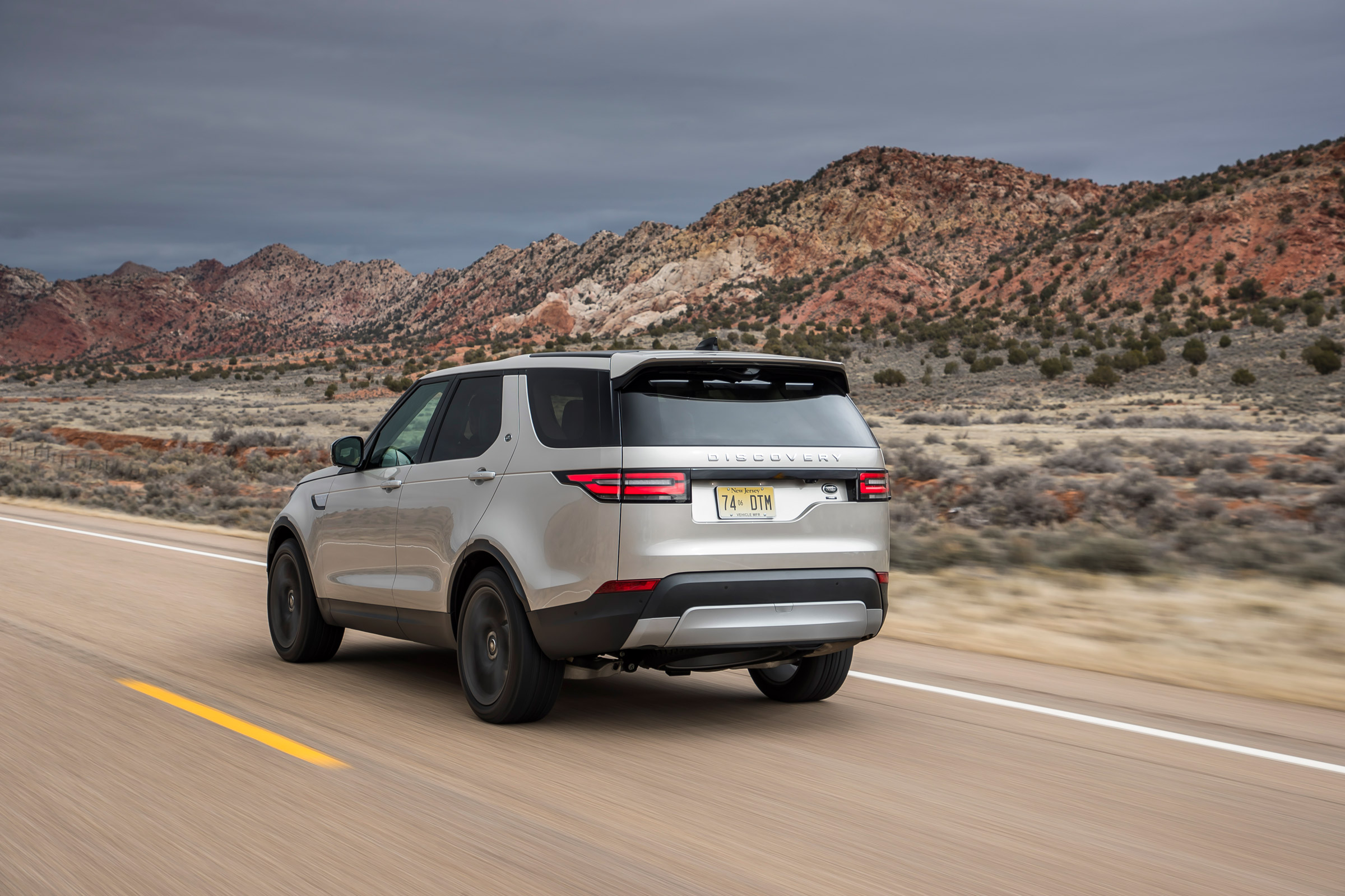 Land Rover Discovery 2017 rear tracking