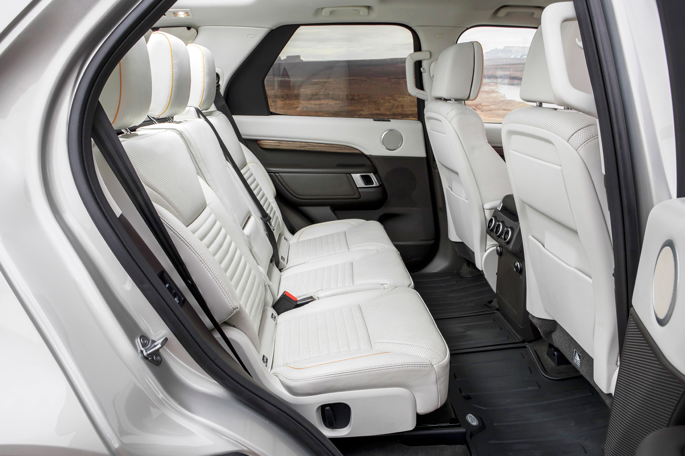 Land Rover Discovery 2017 rear seats