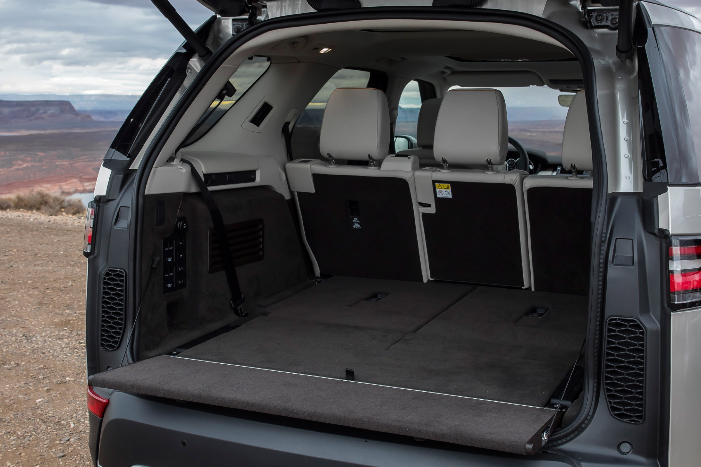 Land Rover Discovery 2017 boot seats down