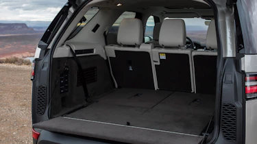 Land Rover Discovery 2017 boot seats down