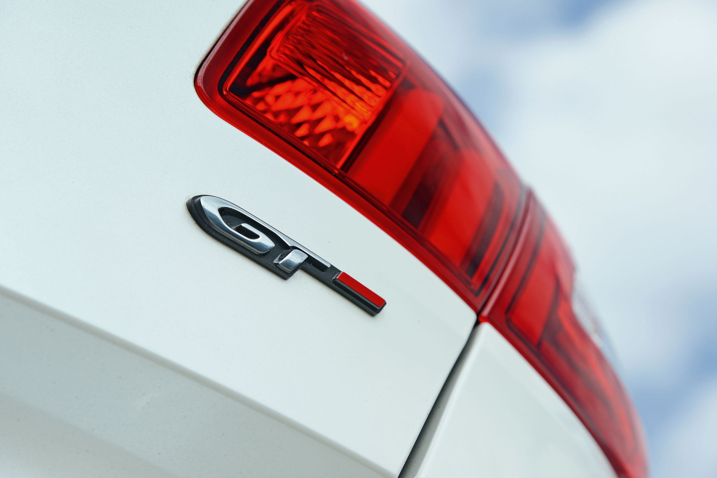 Mercedes E-Class E 220d AMG Line 2017 - rear quarter