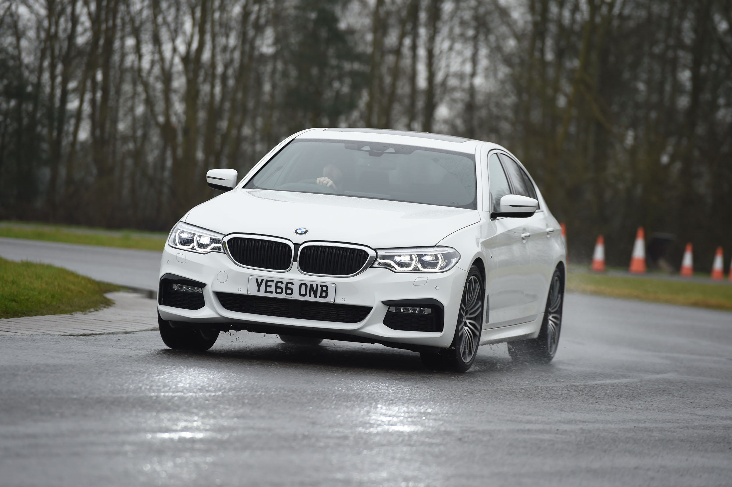 BMW 5 Series 520d xDrive 2017 - front cornering