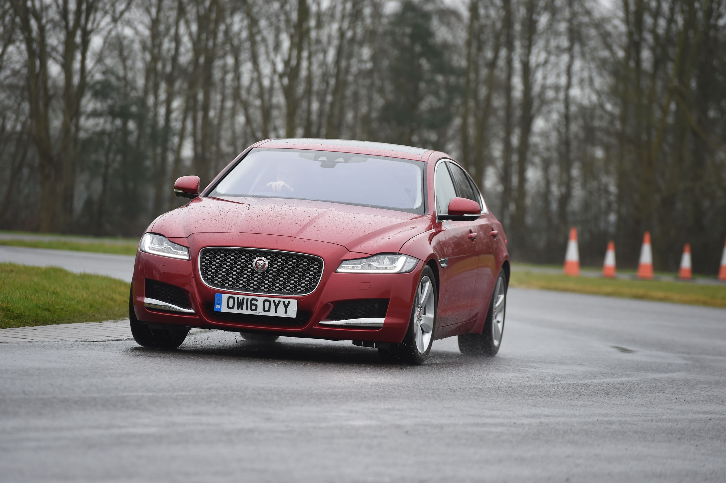 Jaguar XF 2017 - front cornering
