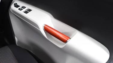 Suzuki Ignis - door handle