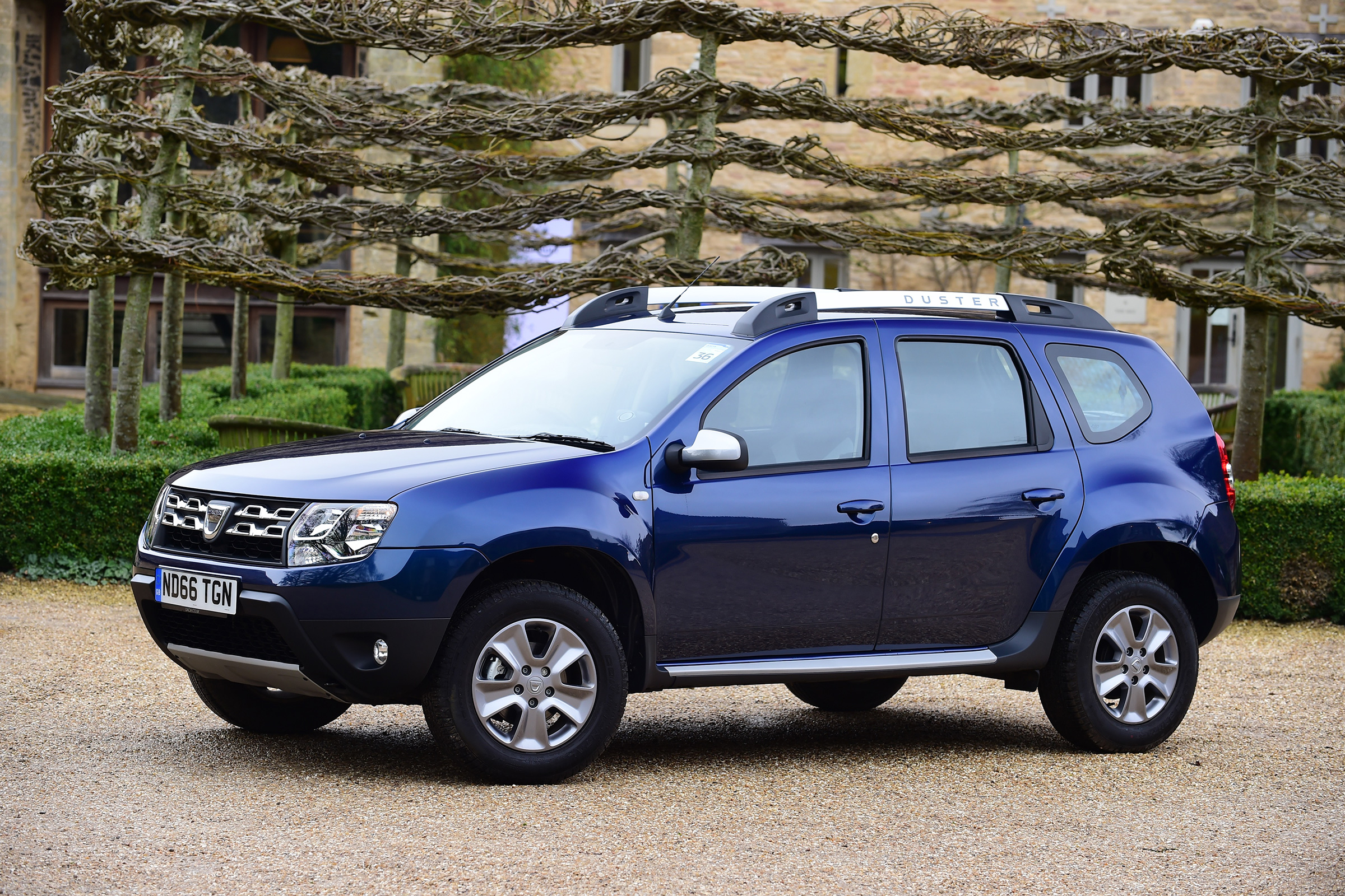 Dacia Duster automatic 2017 - front quarter