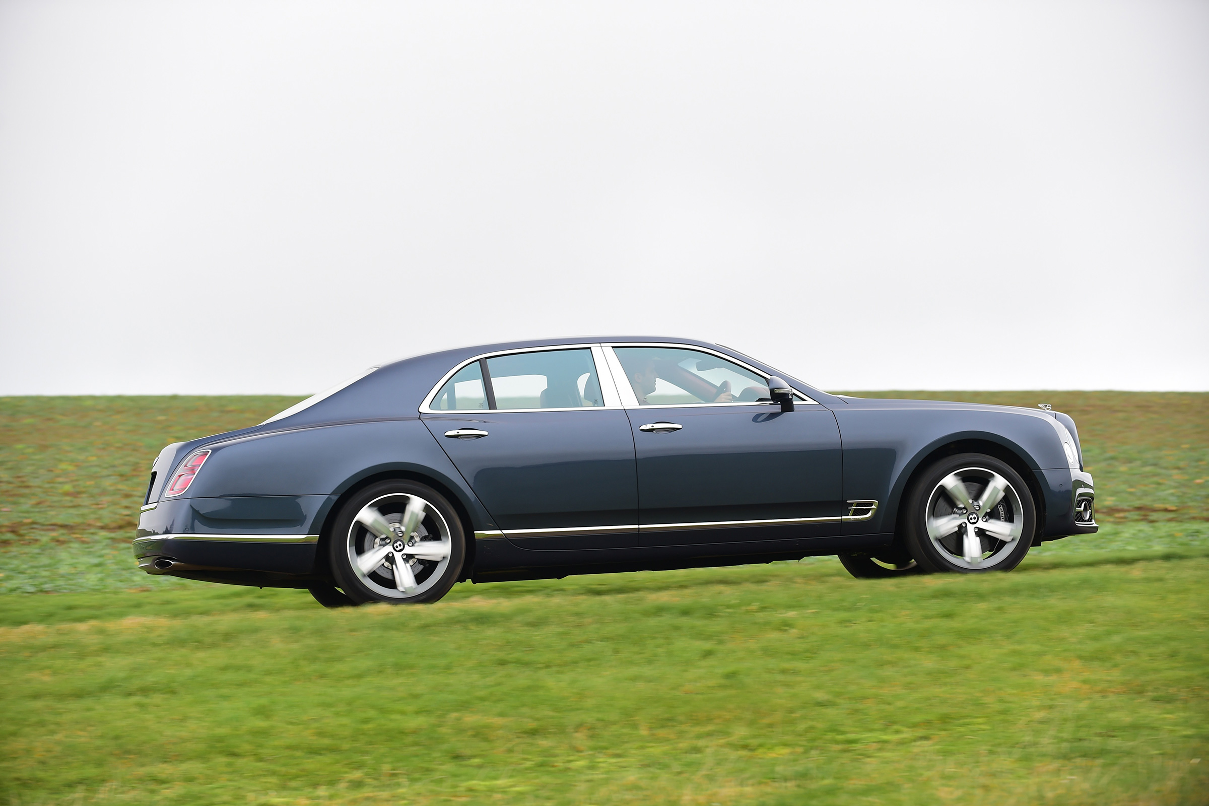 Bentley Mulsanne Speed 2017 - side tracking