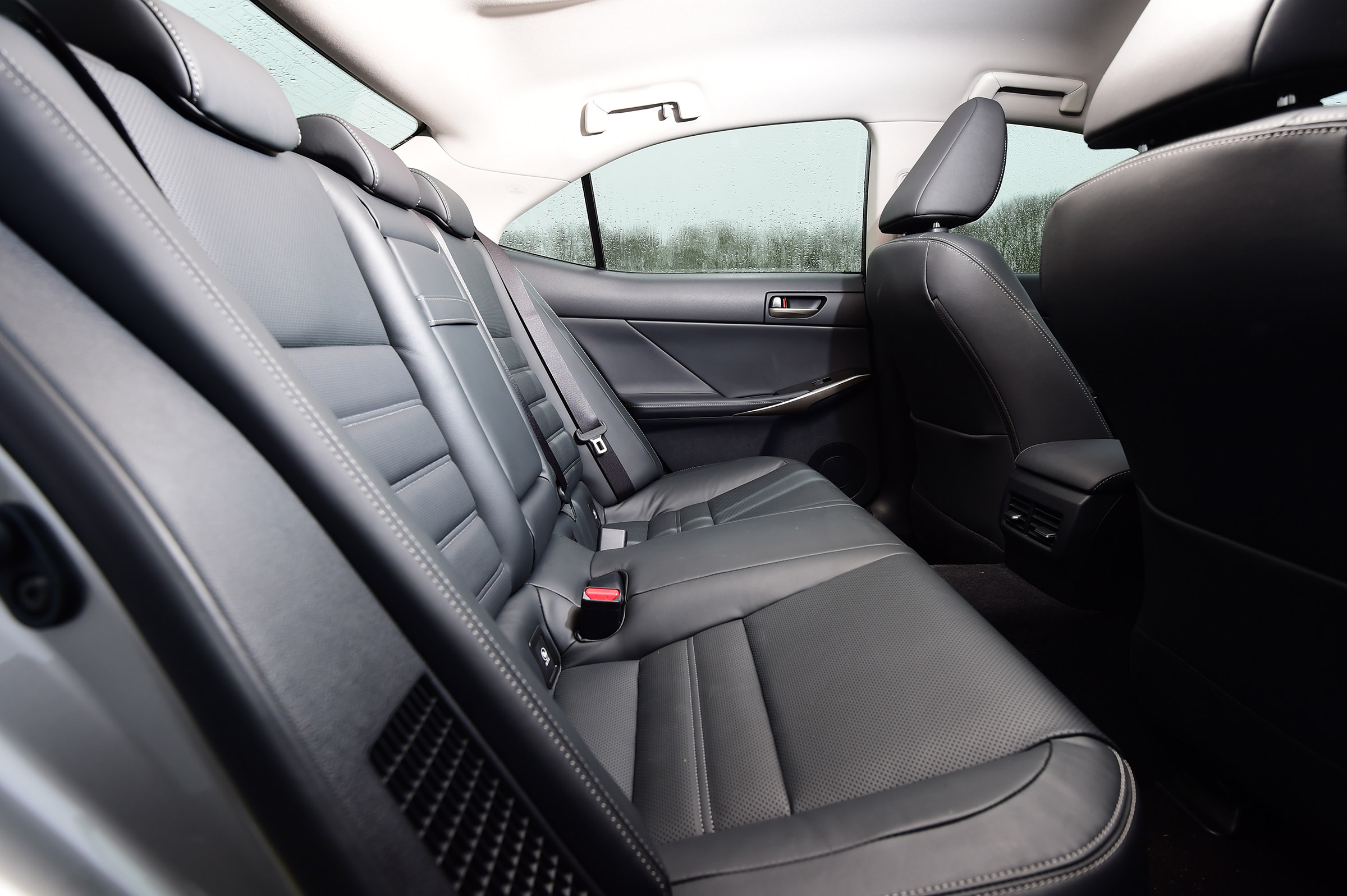 Lexus IS 300h - rear seats