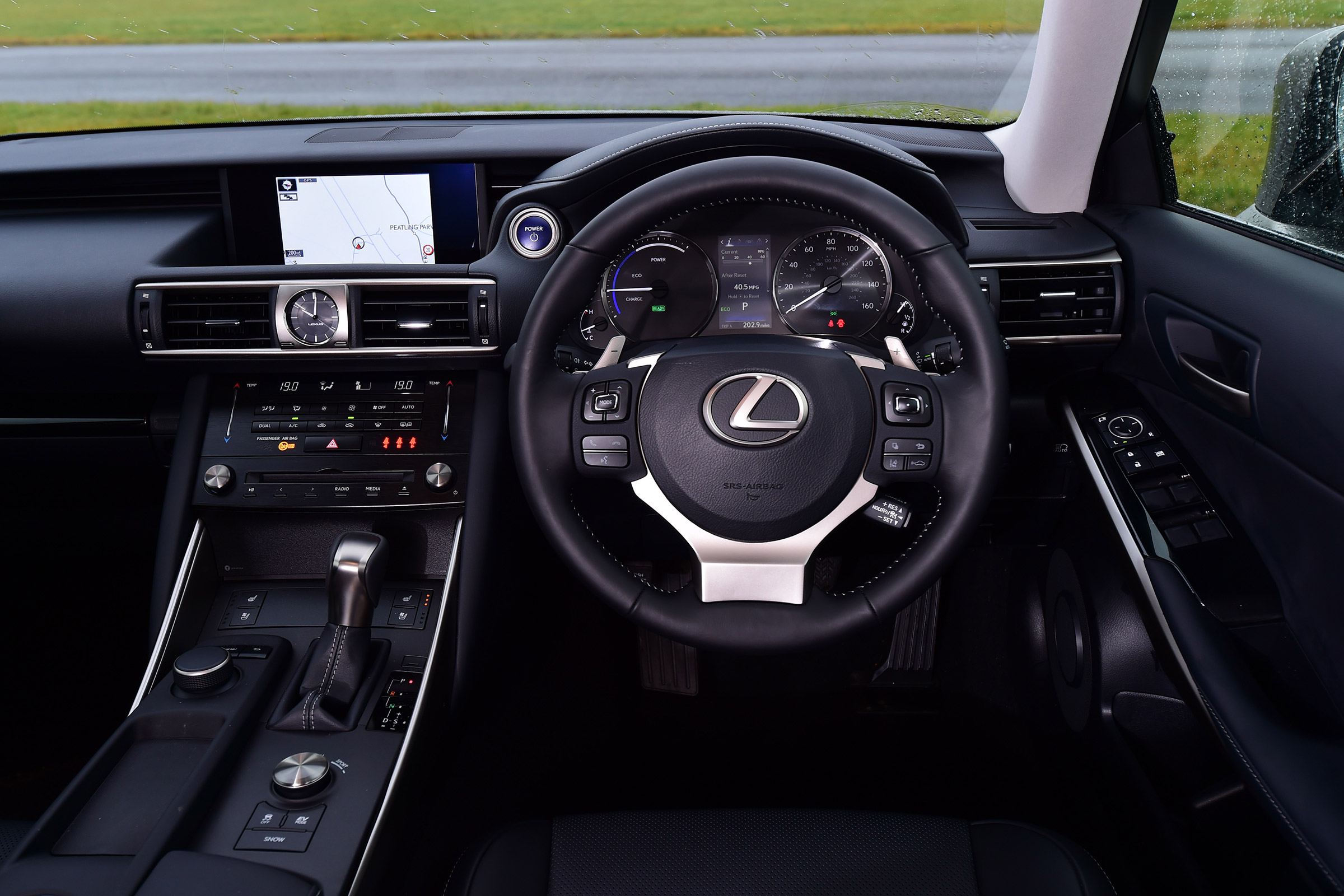 Lexus IS 300h - dash