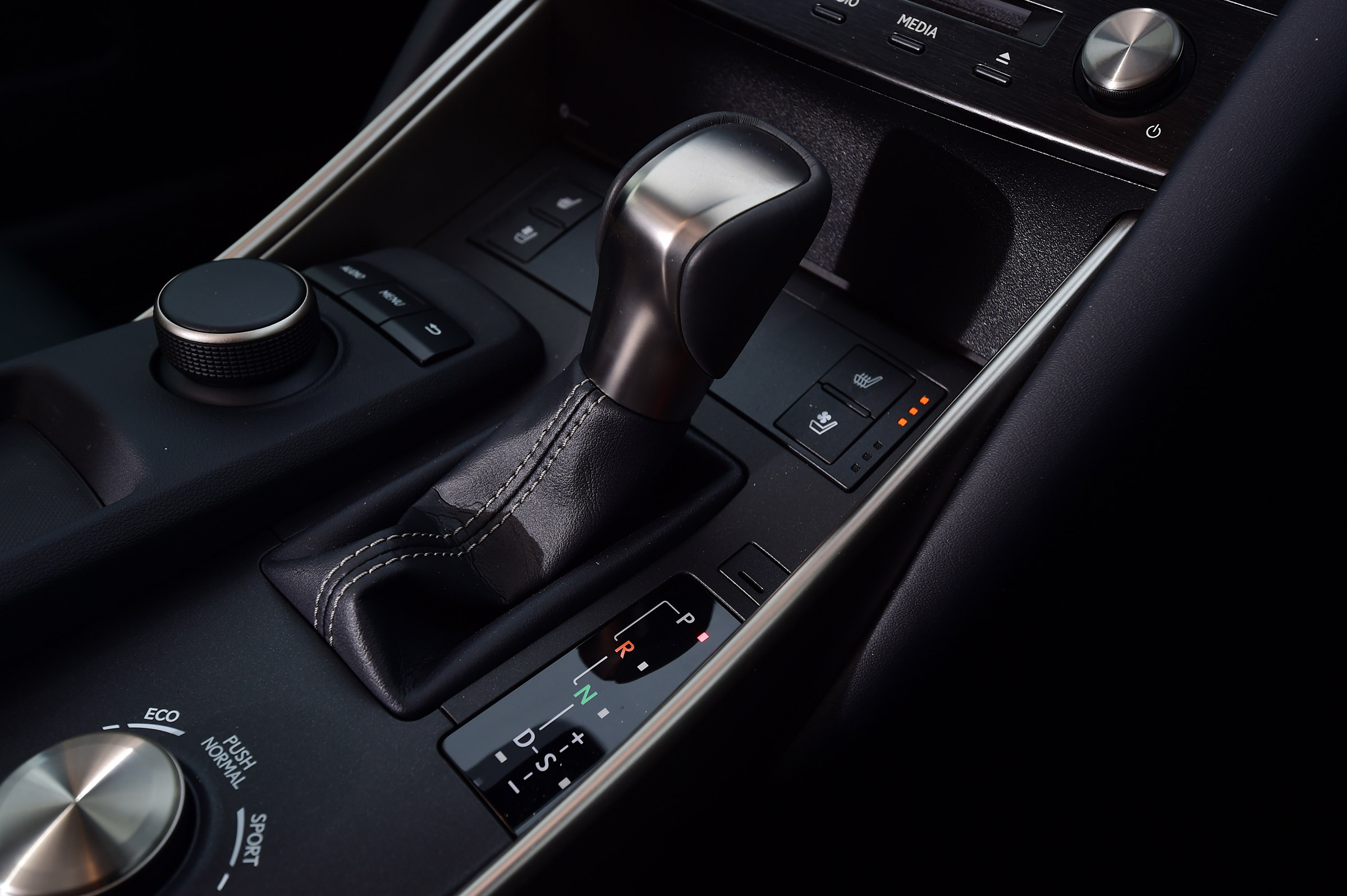 Lexus IS 300h - transmission
