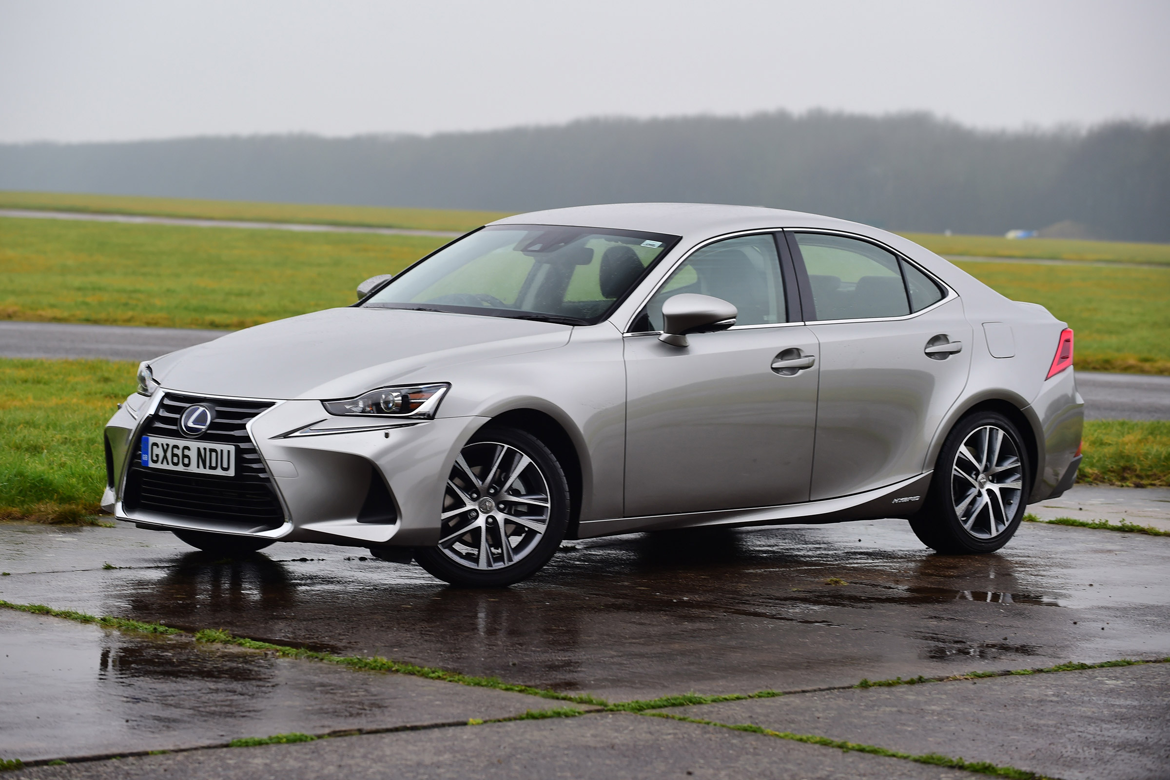 Lexus IS 300h - front static