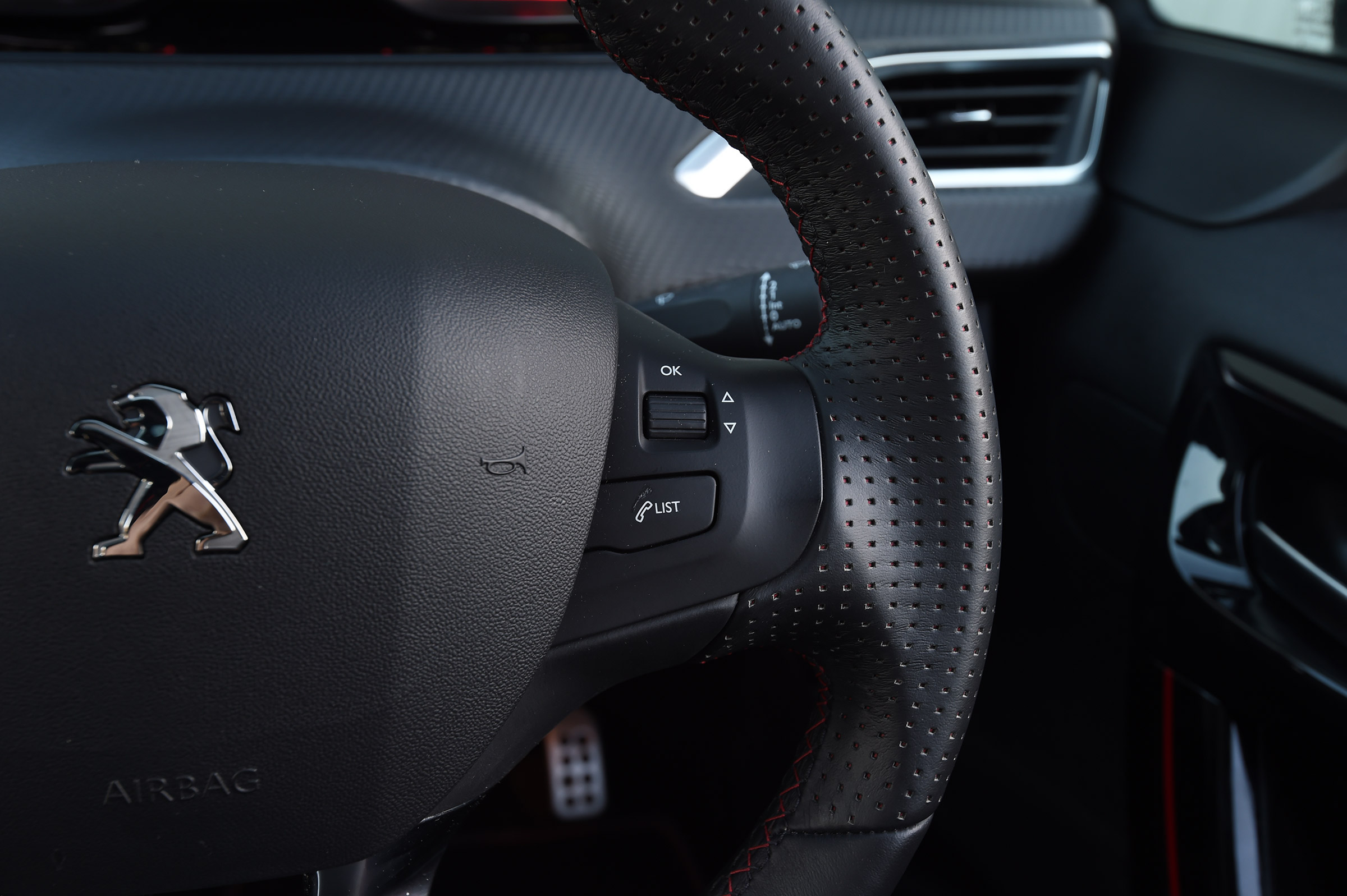 Peugeot 2008 - steering wheel