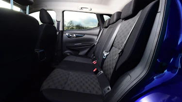 Nissan Qashqai 1.2 DIG-T 2017 - rear seats