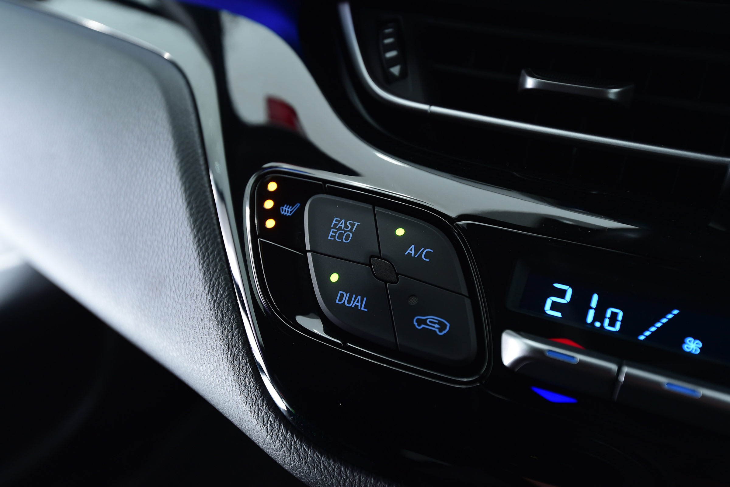 Toyota C-HT 1.2 Icon 2017 - dashboard detail