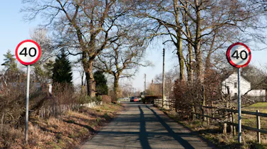 UK speed limits 40mph road