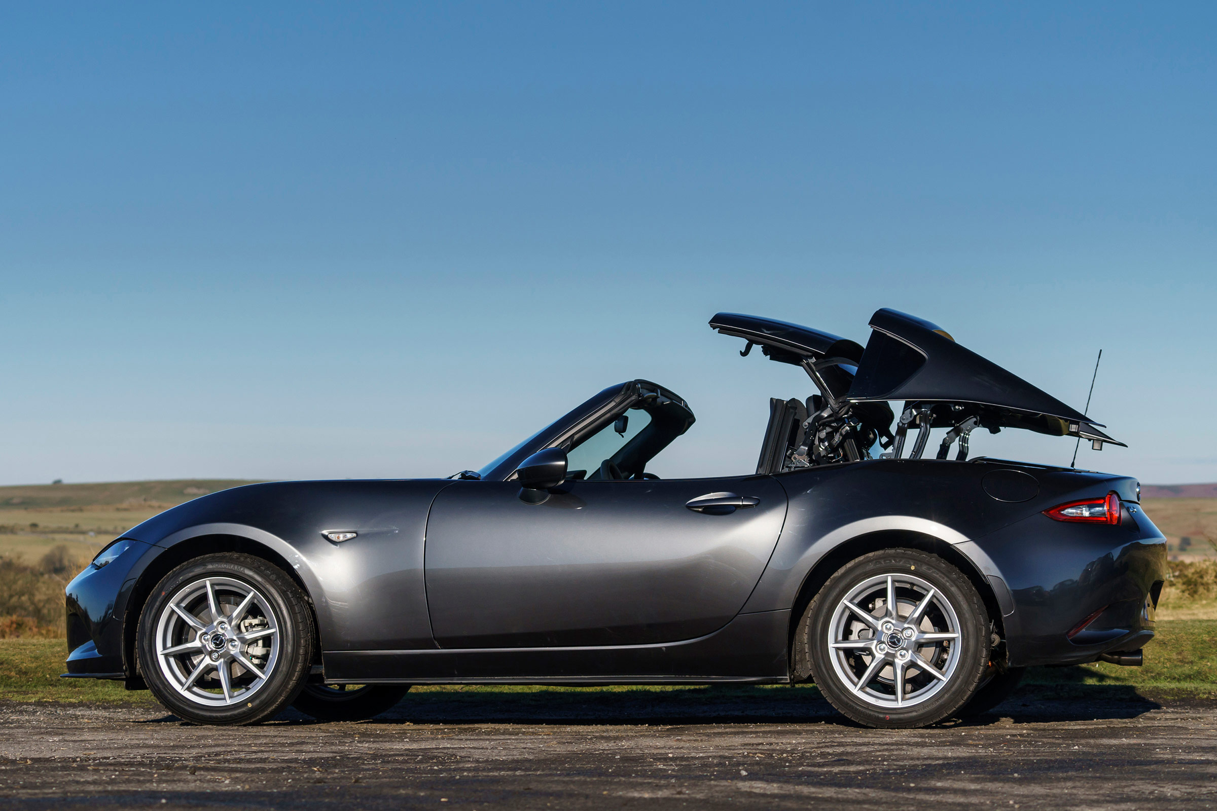 Mazda MX-5 RF 2017 1.5 UK - roof closing