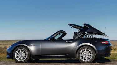 Mazda MX-5 RF 2017 1.5 UK - roof closing
