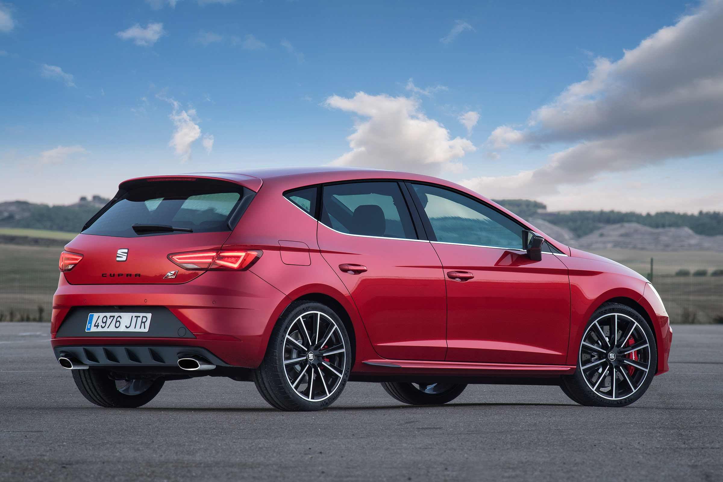 SEAT Leon Cupra 300 2017 - rear quarter