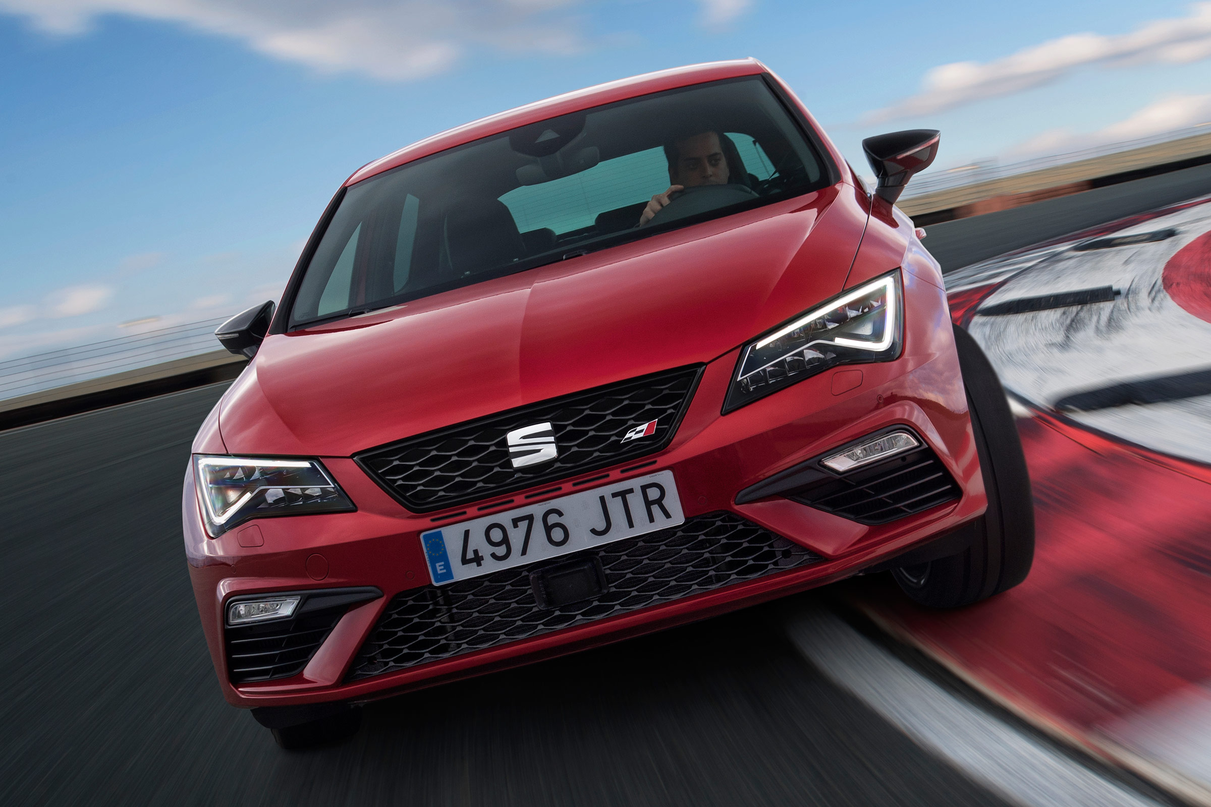 SEAT Leon Cupra 300 2017 - front cornering 2