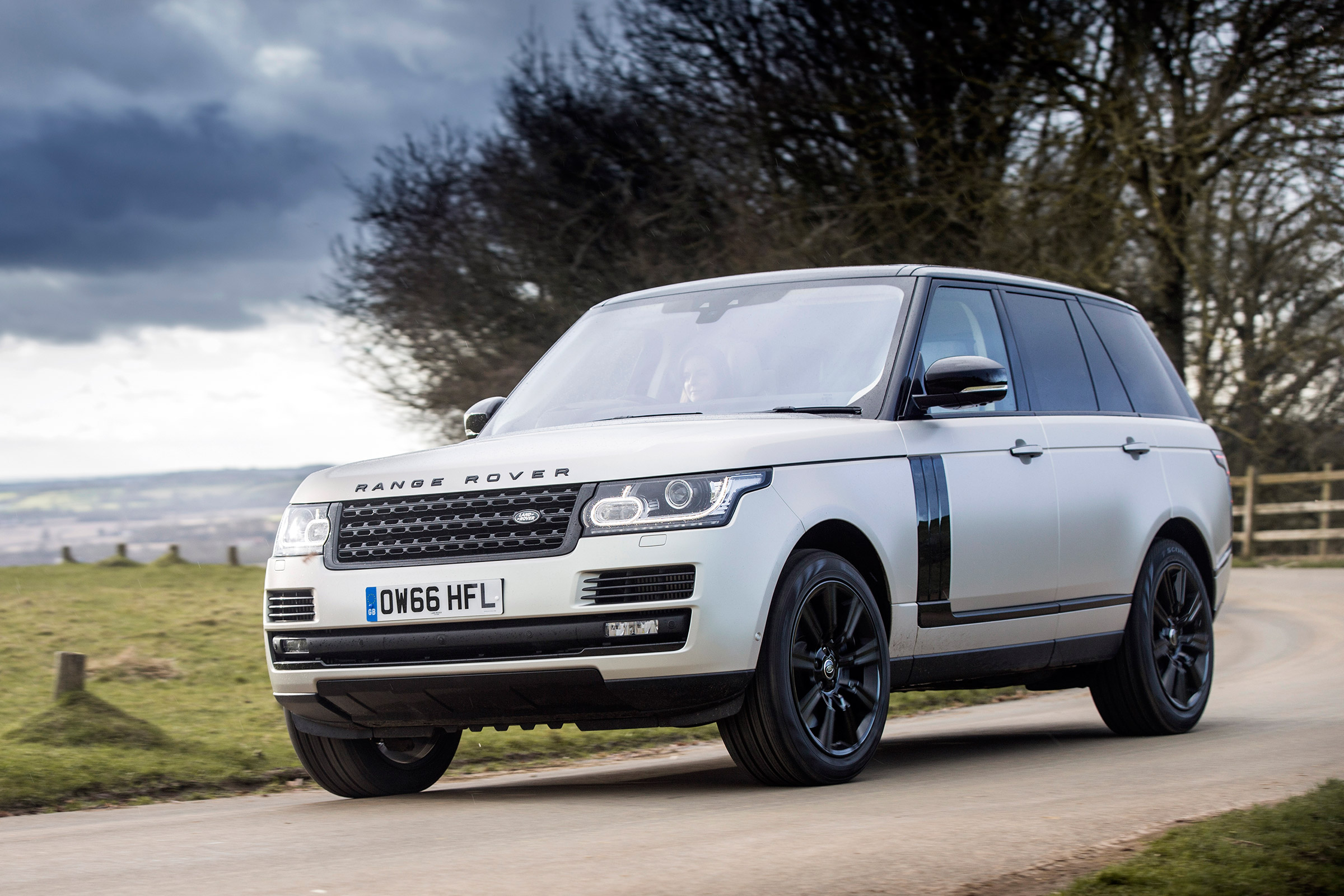 Range Rover Autobiography - front tracking 
