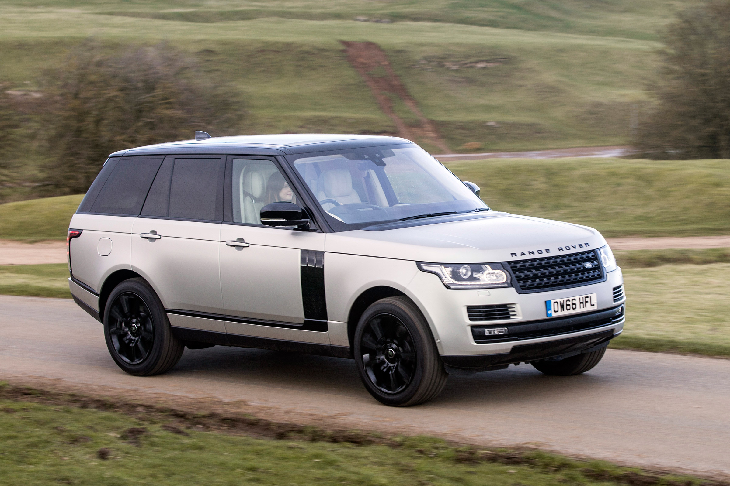 Range Rover Autobiography - front panning