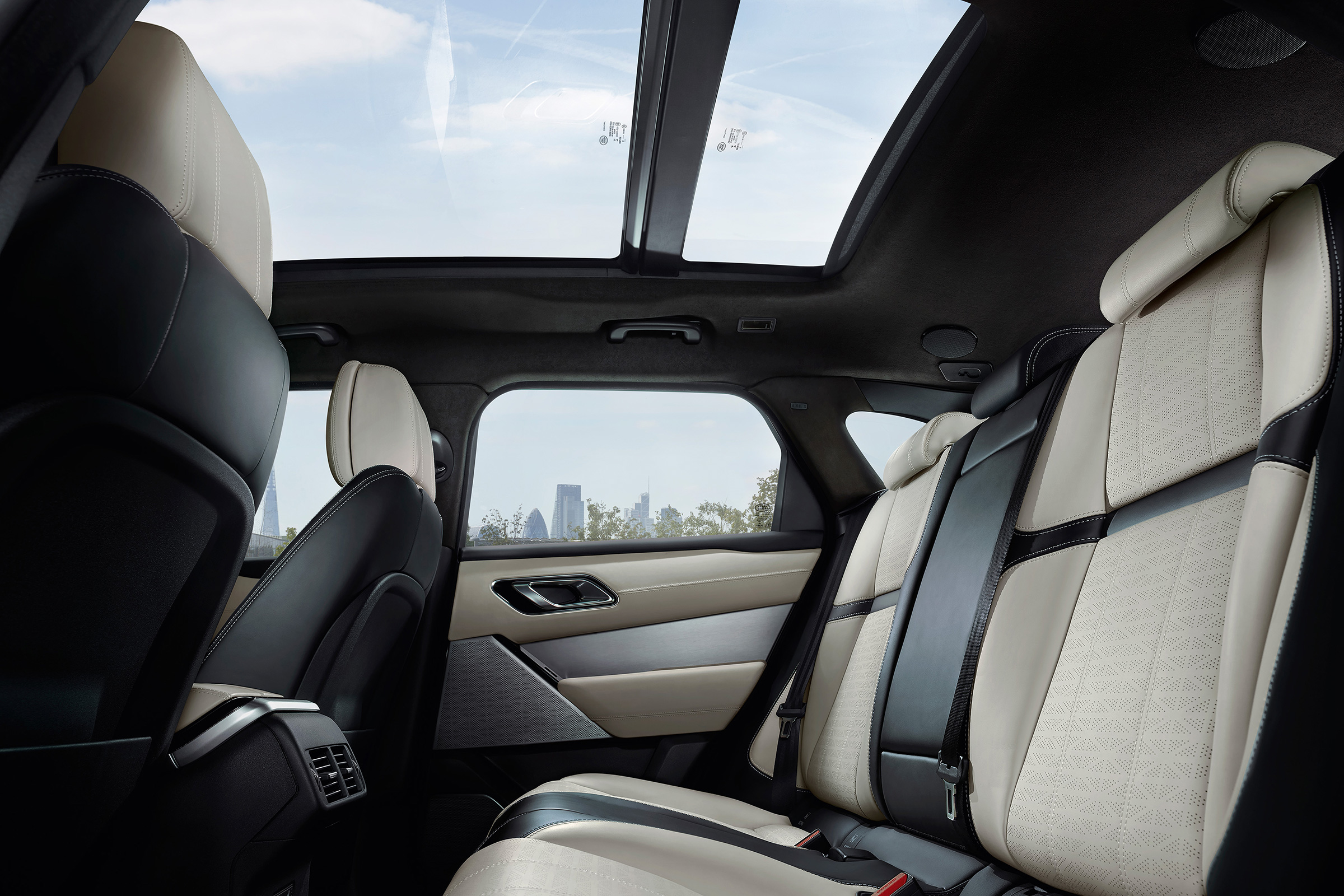 Range Rover Velar - studio rear seats