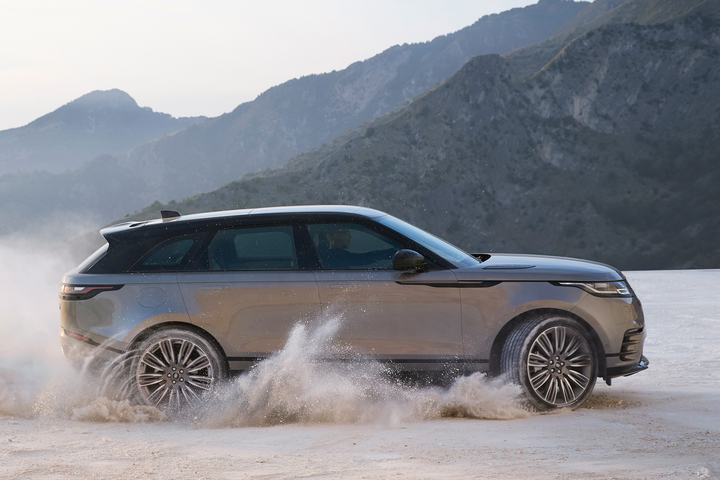 Range Rover Velar - off-road side tracking