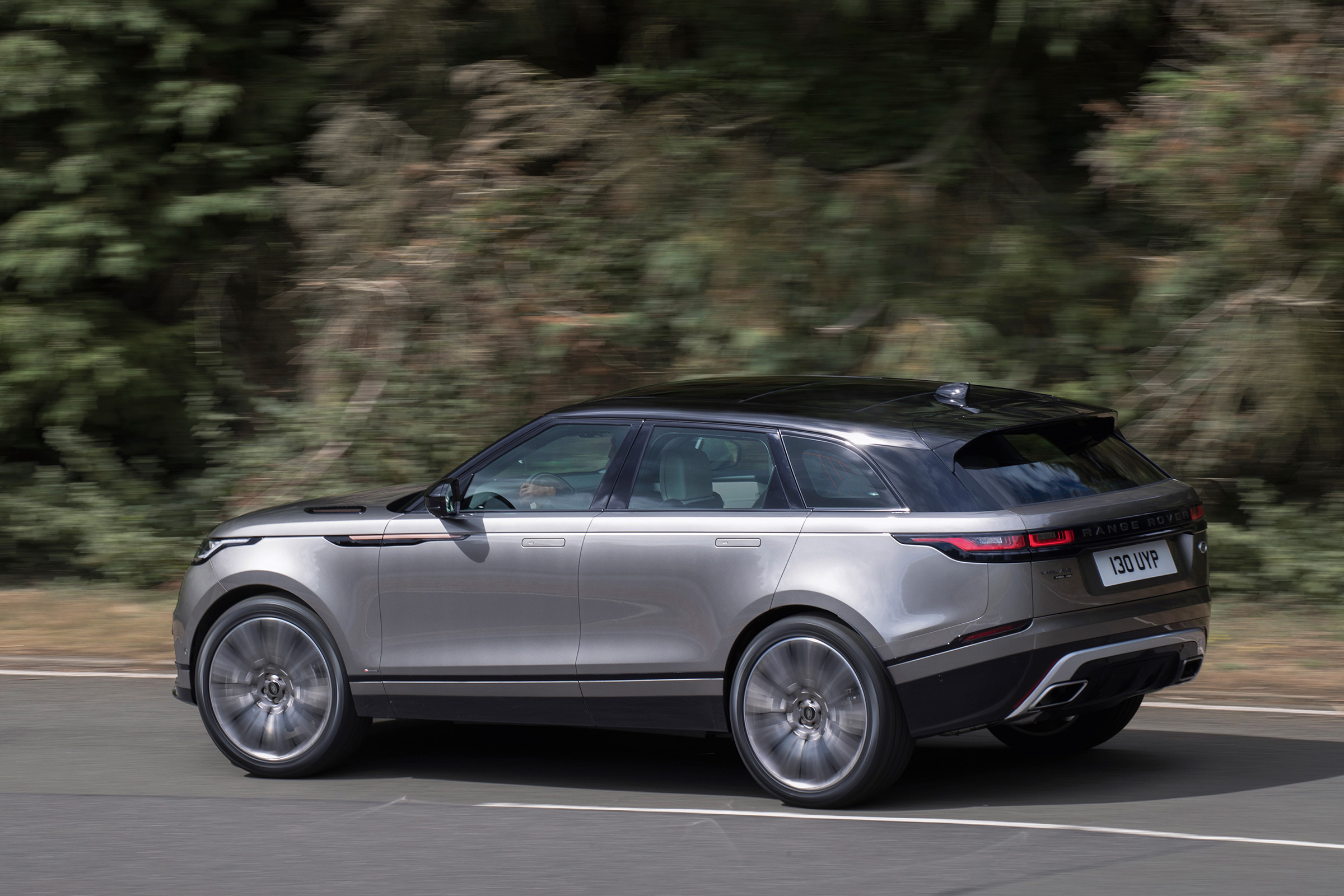 Range Rover Velar - side tracking